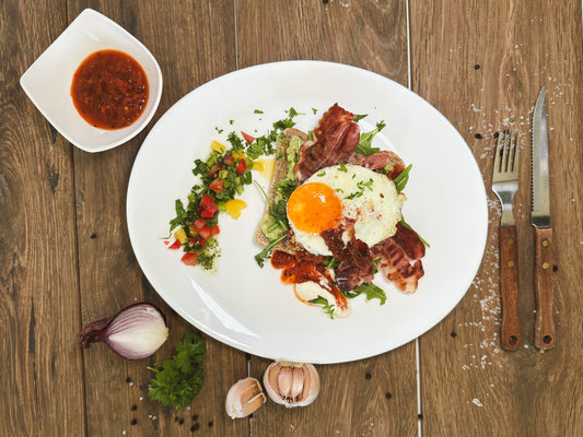 Chili-Chutney Avocado Toast mit Rucola, Spiegelei und Bacon