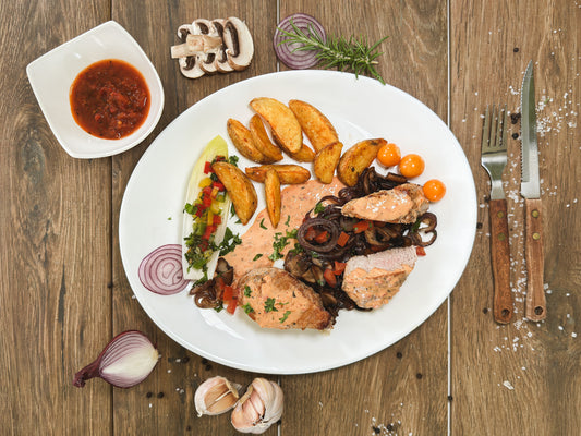 Chili-Chutney Schweinemedaillons mit Ofenkartoffeln, Schmand, Gebratenen Pilzen und Roten Zwiebeln